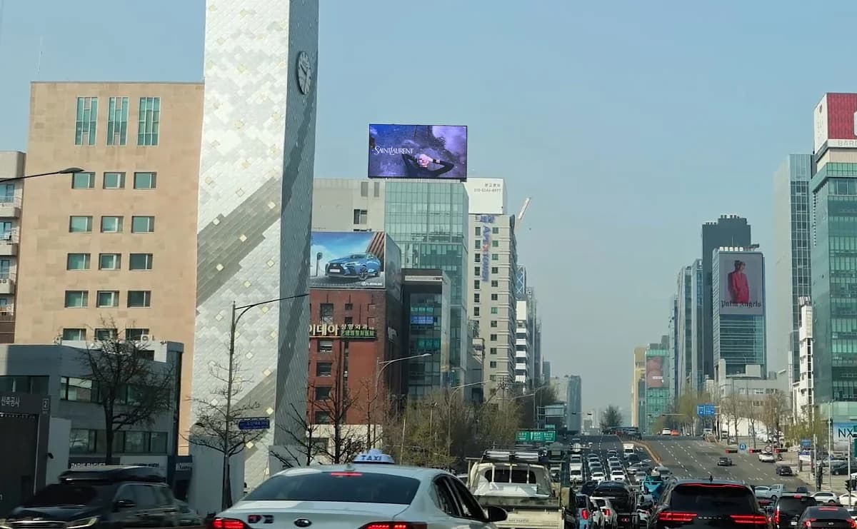 도산대로 큐빅타워 전광판 광고