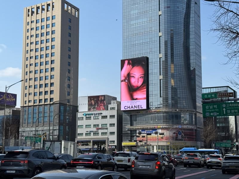 신사 휴먼타워 H-STATION 전광판 광고